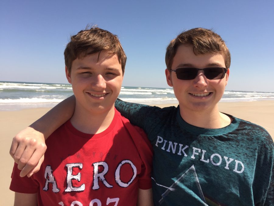 Sophomores+Cameron+and+Nicholas+Smith+spend+time+together+at+Cocoa+beach.+The+brothers+enjoy+spending+time+together+on+vacations%2C+including+at+beaches.