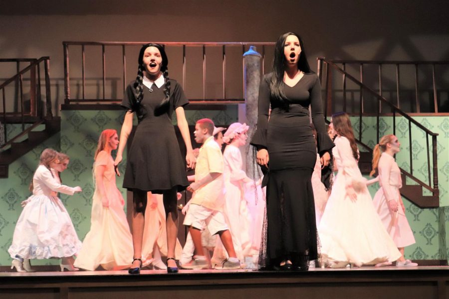 Wednesday+and+Morticia%2C+played+by+senior+Emma+Matzinger+and+junior+Catie+Jackson%2C+sing+during+a+dress+rehearsal.+Jackson+played+Morticia+on+March+30.