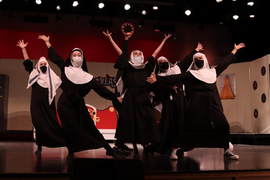 During+the+final+musical+number%2C+the+entire+six-person+cast+dances+to+Nunsense+is+Habit-Forming.