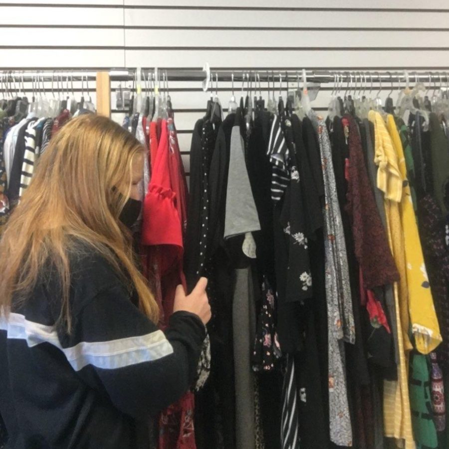 Sophomore+Abigail+Miller+shops+a+Sweet+Repeats%2C+a+local+Oviedo+thrift+store.++Thrifting+is+often+less+expensive+and+more+sustainable+than+buying+from+mainstream+companies.+
