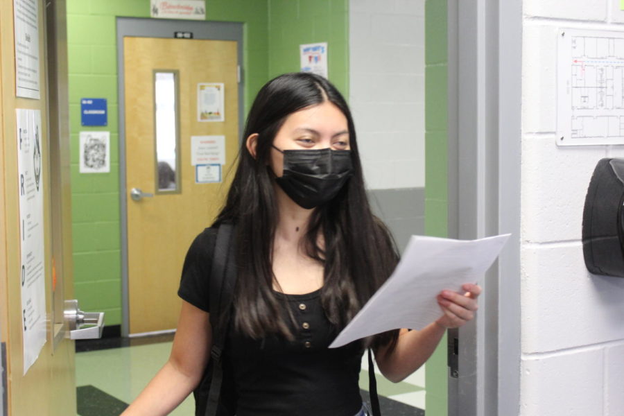 Junior Nina Honda turns in her volunteer log form to the Building 6 guidance office. After visiting Counselor Corner the previous week, Honda was able to get each form signed and approved by her respective counselor and learn about the Bright Futures volunteering requirements. 