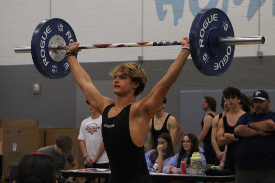 Sophomore+Tanner+Passons+is+at+the+top+of+his+snatch+of+145+lbs.+The+boys+weightlifting+team+placed+first+in+snatch+and+third+in+traditional+%28bench+and+clean+and+jerk%29.
