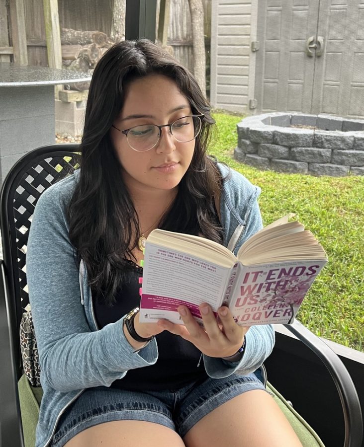 Senior Stefany Rios reads It Ends With Us by Colleen Hoover. This book has become extremely popular following the rise of BookTok. 