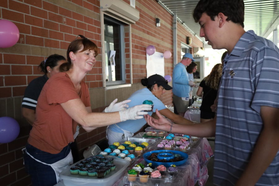 Junior Preston Rupert purchases a cupcake. Cupcake Fridays, as well as the school store, have been forced to cease following parent complaints regarding state law.