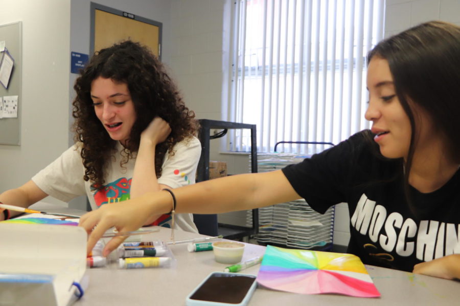 Sophomore Angelina Aragón-González and freshman Ivy Thompson paint in their 2D Art class. Aragón-González feels that Colombias culture is more friendly and open than Americas. 