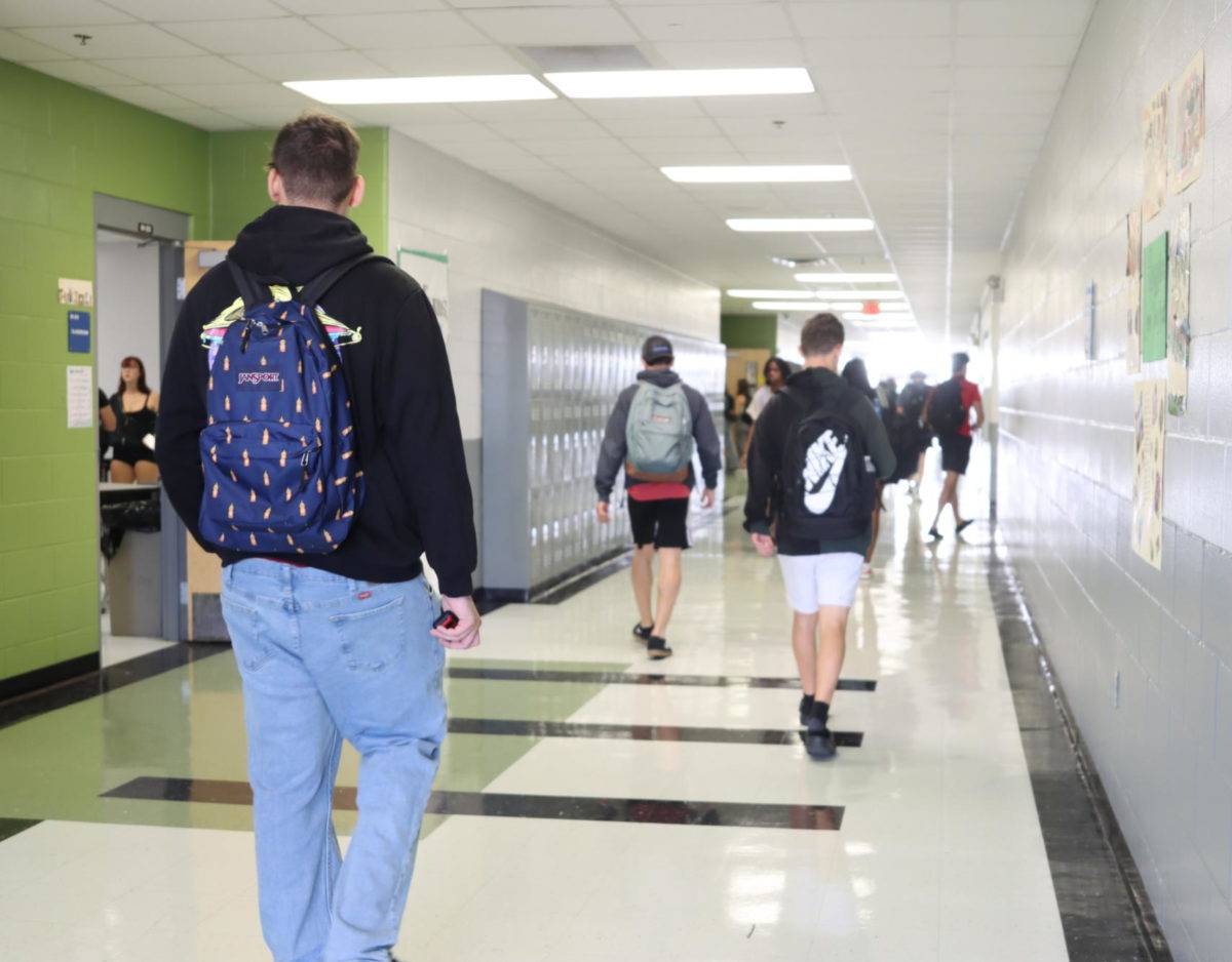 Students walk to class after the bell to end fourth period. The new bell schedule has changed the ending time of fourth period from 11:06 a.m. to 11:05 a.m..
