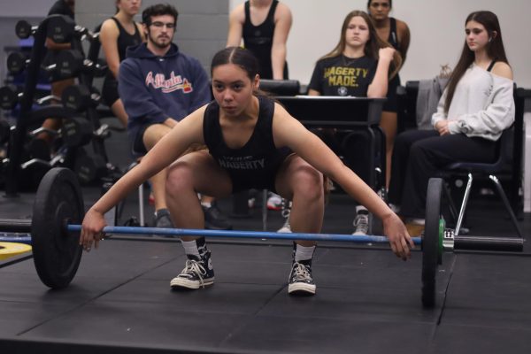 Junior Valerie Rios gets ready to perform the snatch movement, which requires students to lift the barbell above their head. | Photo by Braelyn Zimmerman