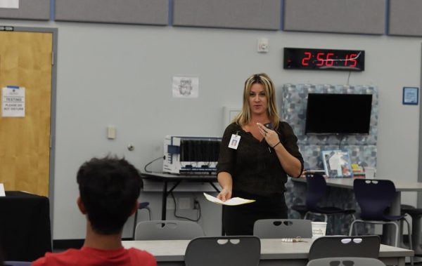 College and Career Counselor Dr. Andrea Fuhrer gives a presentation to a group of students. Fuhrer went to A.P. U.S. History classrooms to talk with students about the college application process. Photo by Syunta Fukunaga